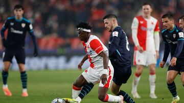 Soccer Football - UEFA Champions League - Slavia Prague v Athletic Bilbao - Fortuna Arena, Prague, Czech Republic - November 25, 2025 Athletic Bilbao's Oihan Sancet in action with Slavia Prague's David Moses REUTERS/David W Cerny
