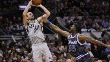 Manu Ginóbili ejecuta un lanzamiento ante E'Twaun Moore.