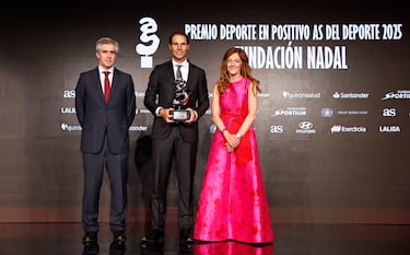 Entregan el premio: Pilar Gil, Vicepresidenta de Prisa y Consejera Delegada de Prisa Media y Rafael Fernández de Alarcón, Director Global de Marketing de Telefónica a Rafa Nadal.