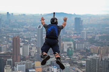 Andrew Toyer de Reino Unido, salta desde la plataforma abierta de 300 metros de altura de la emblemática Torre Kuala Lumpur de Malasia durante el Salto Internacional de la Torre en Kuala Lumpur.