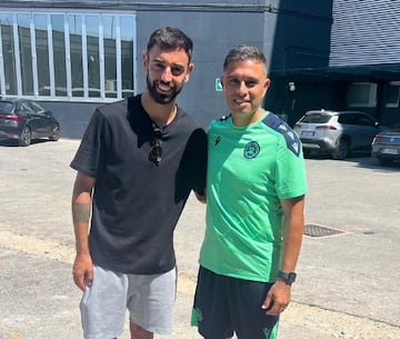 Julio Gutiérrez, a la derecha, junto al portugués Bruno Fernandes, volante del Manchester United, quien tuvo un paso por Udinese. 