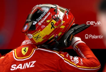 Carlos Sainz ha salido al GP de Brasil de F車rmula 1 con su habitual casco, pero decorado para la ocasi車n con un cresp車n negro en recuerdo de las v赤ctimas de la DANA que ha azotado el este y sur peninsular: ※Conmocionado por la tragedia que ha provocado la DANA en Espa?a§, escribi車 el piloto de Ferrari en sus redes sociales.