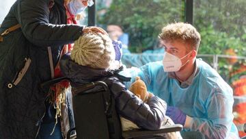 06 March 2022, Essen: Vika Manshulenko, a 12-year-old Ukrainian child with cancer, is tested for coronavirus at the University Hospital in Essen. Ukraine has been in the midst of a war for days following the start of attacks by Russia on 24 February. Photo: Henning Kaiser/dpa
06/03/2022 ONLY FOR USE IN SPAIN