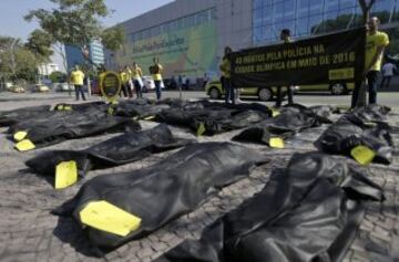 Miembros de Amnistía Internacional (AI) se manifestaron en frente del Comité Olímpico Internacional en Río para pedir justicia tras la muerte de 40 personas, supuestamente por violencia policial, en el mes de mayo.