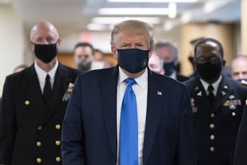 Donald Trump con mascarilla en su visita al hospital militar que se encuentra en los suburbios de Washington.