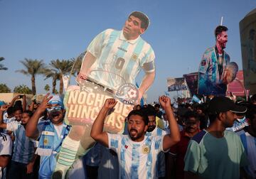 Varios grupos de ciudadanos cataríes han participado en un evento en Doha donde han apoyado a diferentes selecciones del Mundial. En la foto, en apoyo a la selección argentina. 