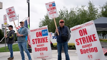 FILE PHOTO: Boeing factory workers and supporters gather on a picket line during the third day of a strike near the entrance to a Boeing production facility in Renton, Washington, U.S. September 15, 2024. REUTERS/David Ryder/File Photo