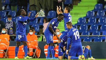 Los jugadores del Getafe celebran el primer gol de &Uuml;nal frente al Espanyol.