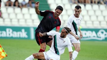 Momento del partido entre el Córdoba y el Granada.