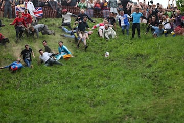 La carrera consiste en atrapar un queso de Gloucester arrojado desde la colina de Cooper, con una cada de 182 metros en la localidad de Brockworth. Los competidores deben bajar por la ladera del cerro para atraparlo y el primero en conseguirlo se proclama vencedor.