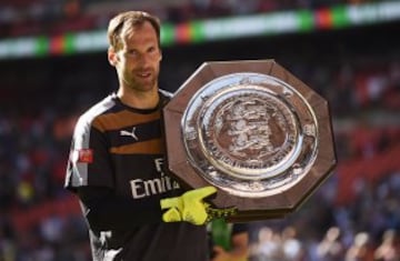 Peter Cech pasó del Chelsea a Arsenal por 14 millones de euros. 