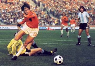 El Flaco revolucion¨® el f¨²tbol holand¨¦s y mundial. Su fichaje por el Bar?a fue el fichaje m¨¢s caro del momento. M¨¢s de 400 goles salieron de sus botas.