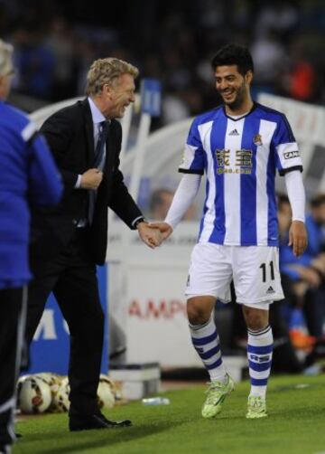 3-0. Carlos Vela es felicitado por David Moyes tras anotar el tercer tanto.