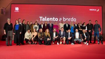 Foto de familia de la presentación de la nueva campaña de Iberia con el programa Talento a Bordo, en la que han participado los embajadores del proyecto, entre los que se encuentran 12 deportistas olímpicos y paralímpicos españoles, este jueves en Madrid.