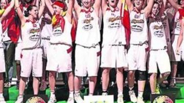 <b>UN GRAN TRIUNFO. </b>Las internacionales celebran el oro.