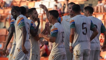 Los jugadores del Castellón se felicitan tras marcar un gol.