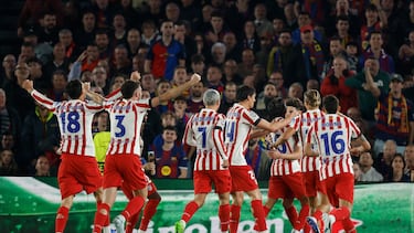 Los jugadores del Atlético celebran el gol de Julián Alvarez.