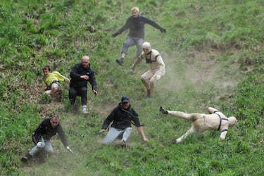 La carrera consiste en atrapar un queso de Gloucester arrojado desde la colina de Cooper, con una caída de 182 metros en la localidad de Brockworth. Los competidores deben bajar por la ladera del cerro para atraparlo y el primero en conseguirlo se proclama vencedor.