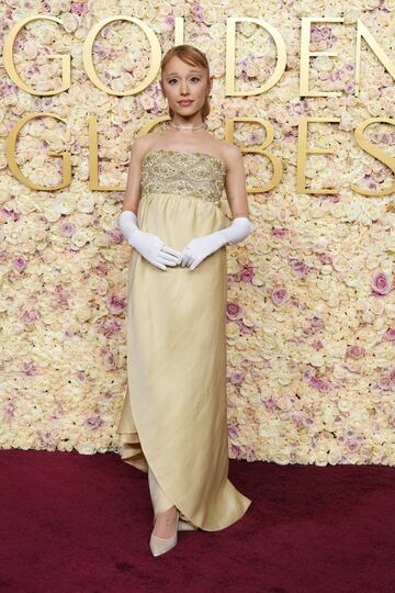 Ariana Grande posa durante la alfombra roja de los Globos de Oro 2025 celebrados en el Hotel Beverly Hilton de los Ángeles.
 