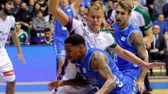 GRAF750. BURGOS, 03/11/2018.- El base estadounidense del San Pablo Burgos Branden Frazier (i), disputa un bal&oacute;n frente al escolta finland&eacute;s del Unicaja, Sasu Salin (d), durante el partido de la 7&ordf; jornada de la Liga Endesa, disputado hoy en Burgos. EFE/ Santi Otero