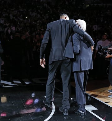 Emocionante fiesta de retirada del mítico '21' de Tim Duncan en San Antonio. Nadie más llevará el número del mejor jugador de la historia de los Spurs y una leyenda inigualable de la NBA.