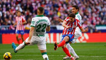 Soccer Football - LaLiga - Atletico Madrid v Getafe - Metropolitano, Madrid, Spain - December 15, 2024 Atletico Madrid's Julian Alvarez takes a shot REUTERS/Susana Vera