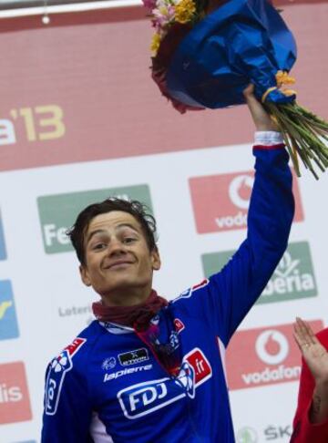 Kenny Elissonde, en el podium tras proclamarse ganador de la vigésima etapa disputada entre Avilés y el Alto de L'Anglirú, de 142,2