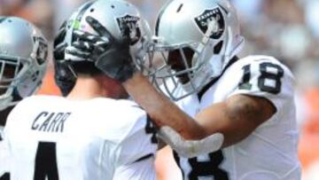 Andre Holmes felicita a Derek Carr en el partido de los Radiers frente a los Browns.