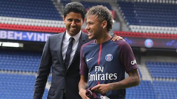 Al-Khelaifi, presidente del PSG, y Neymar, durante la presentaci&oacute;n del brasile&ntilde;o.