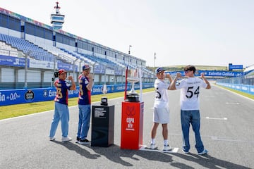 En el circuito ?ngel Nieto de Jerez, donde tiene lugar el GP de Espa?a de MotoGP, ya se vive el ambiente de la final de la Copa del Rey. Los Hermanos M¨¢rquez, Ra¨²l Fern¨¢ndez y Ferm¨ªn Aldeguer posan, junto al 'catavinos' de la carrera y el trofeo copero, con las camisetas de los equipos. Marc y ?lex , reconocidos cul¨¦s; Ra¨²l y Ferm¨ªn, madridistas confesos.