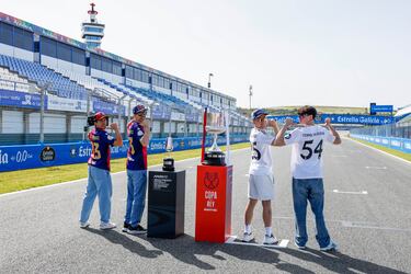 En el circuito Ángel Nieto de Jerez, donde tiene lugar el GP de España de MotoGP, ya se vive el ambiente de la final de la Copa del Rey. Los Hermanos Márquez, Raúl Fernández y Fermín Aldeguer posan, junto al  'catavinos' de la carrera y el trofeo copero, con las camisetas de los equipos. Marc y Álex , reconocidos culés; Raúl  y Fermín, madridistas confesos.
