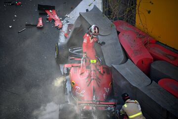 El piloto monegasco sale de su Ferrari tras chocar contra el muro en Bakú.