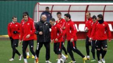 Paco Jémez dirige un entrenamiento del Rayo Vallecano.