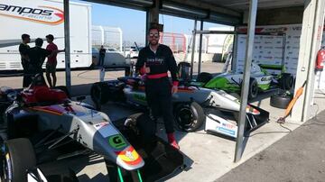 El redactor de As junto a los monoplazas de Campos Racing.