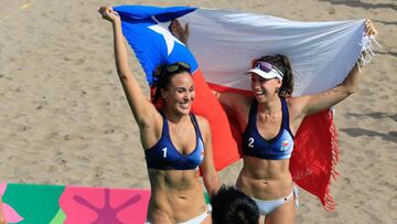 JJPANA237. LIMA (PERÚ), 25/07/2019.- María Rivas (i) y María Mardones (d) de Chile celebran frente a aficionados este jueves en un juego de voleibol de playa durante la segunda jornada de los Juegos Panamericanos Lima 2019, en la Costa Verde en Lima (Perú). Los Juegos Panamericanos se disputarán del 26 de julio al 11 de agosto. EFE/Martin Alipaz