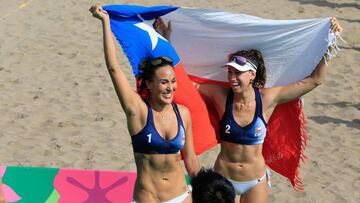 JJPANA237. LIMA (PER&Uacute;), 25/07/2019.- Mar&iacute;a Rivas (i) y Mar&iacute;a Mardones (d) de Chile celebran frente a aficionados este jueves en un juego de voleibol de playa durante la segunda jornada de los Juegos Panamericanos Lima 2019, en la Costa Verde en Lima (Per&uacute;). Los Juegos Panamericanos se disputar&aacute;n del 26 de julio al 11 de agosto. EFE/Martin Alipaz