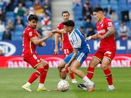 BARCELONA, 21/03/2026.-El centrocampista del Espanyol Eduardo Expósito (i), y el defensa del Getafe Djené Dakonam, durante el partido de la jornada 29 de LaLiga EA Sports entre el Espanyol y el Getafe, este sábado en el RCDE Stadium en Barcelona.-EFE/ Toni Albir