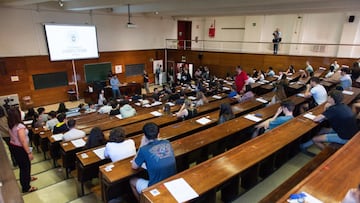 Varios alumnos en un aula de la Facultad de Derecho el día que da comienzo las pruebas de acceso a la universidad del año 2022, en la Facultad de Derecho de la Universidad Complutense de Madrid, a 6 de junio de 2022, en Madrid (España). Un total de 38.220 estudiantes se enfrentan desde hoy a las pruebas de Evaluación de Acceso a la Universidad (EvAU) 2022 en la Comunidad de Madrid en las seis universidades públicas de la región. En el Distrito único de Madrid, la prueba de la EvAU se celebrará los días 6, 7, 8, 9 y 10 de junio. Con el objetivo de evitar aglomeraciones, los exámenes de las asignaturas troncales obligatorias se han desdoblado en dos días.
06 JUNIO 2022;UNIVERSIDAD;UCM;COMUNIDAD DE MADRID;EVAU;SELECTIVIDAD
Gustavo Valiente / Europa Press
06/06/2022