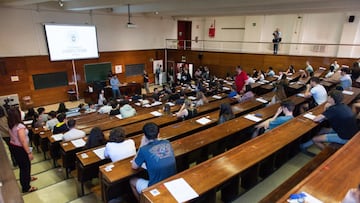 Varios alumnos en un aula de la Facultad de Derecho el d&iacute;a que da comienzo las pruebas de acceso a la universidad del a&ntilde;o 2022, en la Facultad de Derecho de la Universidad Complutense de Madrid, a 6 de junio de 2022, en Madrid (Espa&ntilde;a