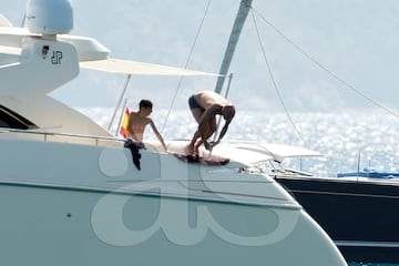 Zidane: Real Madrid coach and his family enjoy the sun in Ibiza