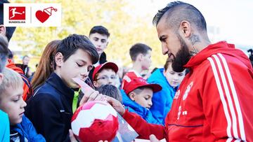 El mediocampista chileno es toda entrega dentro y fuera del campo. El actual futbolista del Inter de Milán no suele hacer públicos sus actos altruistas, pero hay algunos que han sido documentados. Desde 2015, a través de las fundaciones Deportistas por un sueño y Fundación Arturo Vidal, 'El Rey Arturo' realiza una labor solidaria para favorecer a niños que tienen pocas oportunidades, debido a condiciones socioeconómicas o porque sufren alguna enfermedad crónica. "Para mi es muy importante ayudar a los niños que lo necesitan, a los niños que luchan día a día por su vida. Creo que es una de las cosas más linda que uno puede hacer", indicó el futbolista en entrevista con Bundesliga en español. En junio de 2020, Arturo Vidal donó cajas de alimentos y aseo a campamentos en Cerro Navia a personas en situación de extrema pobreza. 