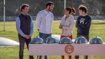 Saúl Craviotto, junto a Pepe Rodríguez, Samantha Vallejo-Nágera y Jordi Cruz durante el programa especial de MasterChef en el CAR de Madrid.