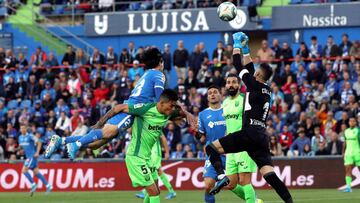 Iv&aacute;n Cuellar despeja el bal&oacute;n ante su compa&ntilde;ero.