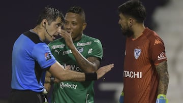 Deportivo Cali se va de Argentina con una dura derrota ante V&eacute;lez por los cuartos de Sudamericana. El juez chileno y el VAR tuvieron decisiones pol&eacute;micas