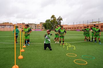 La historia de Abdelkhalek El Ouardi es inspiradora aferrándose a su sueño de convertirse en entrenador de fútbol. Este año se ha convertido en el técnico del conjunto sub15 del Raja Beni Mellal, un club de fútbol marroquí.