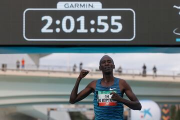 El atleta keniano Kelvin Kiptum a su llegada a meta como ganador de la cuadragésima segunda edición del Maratón Valencia Trinidad Alfonso.