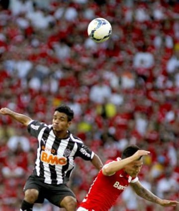 Charles Aránguiz participó del triunfo de Inter de Porto Alegre sobre Atlético Mineiro por 2-1.