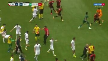 La brutal pelea sub-17 que acaba con 10 rojas: ¡patada en la cabeza escalofriante!