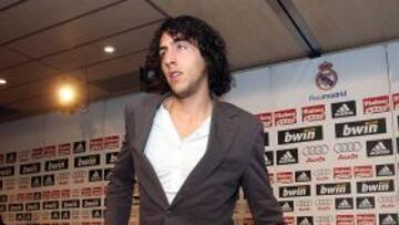 <b>PRESENTADO.</b> El centrocampista Dani Parejo fue presentado como nuevo jugador del Real Madrid y en su comparecencia ante la Prensa dijo "soy mediocentro, pero por jugar me pondría hasta de portero".