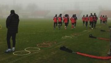 Entrenamiento del Atlético de Madrid con una intensa niebla.
